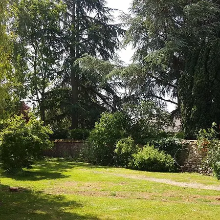 La Chambree Des Colombes Bed & Breakfast *